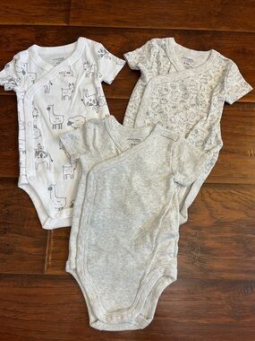 ⭐️⭐️ PICK 5 / $20 Simple Joys Baby Gray & White Short-Sleeve One-Piece Set 0-3M